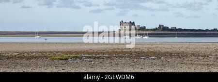 Piel Castle von Roa Island aus gesehen ist ein mittelalterliches Schloss auf Piel Island an der Spitze der Furness Peninsula in der Nähe von Barrow-in-Furness Stockfoto