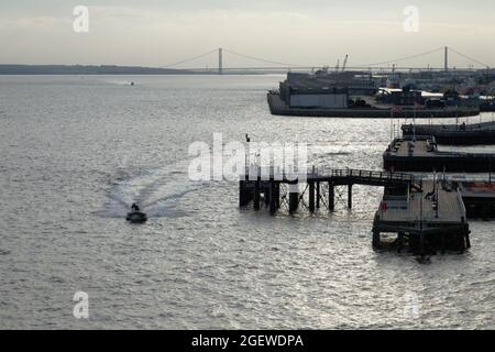 Boote auf der Humber Estuary vom Deep Aquarium aus gesehen am Wasser in Hull mit der Humber Bridge in der Ferne Stockfoto