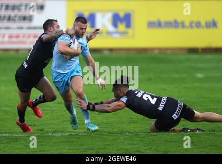 Max Jowitt (Mitte) von Wakefield Trinity wurde von Jesse Sene-Lefao von Castleford Tigers (rechts) während des Super League-Spiels im „Mend-A-Hose Jungle“ in Castleford angegangen. Bilddatum: Samstag, 21. August 2021. Siehe PA Story RUGBYL Castleford. Das Foto sollte lauten: Richard Sellers/PA Wire. EINSCHRÄNKUNGEN: Die Nutzung unterliegt Einschränkungen. Nur redaktionelle Verwendung, keine kommerzielle Nutzung ohne vorherige Zustimmung des Rechteinhabers. Stockfoto