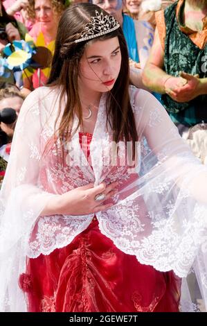 May Queen beim Beltane Festival, wo Folk in Kostümentanz in Glastonbury Somerset England, Großbritannien, Fruchtbarkeit und Überfluss loben und verehren Stockfoto