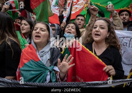 London, Großbritannien. August 2021. Massenproteste „Stoppen Sie die Tötung von Afghanen“. Tausende von britisch-afghanischen Menschen marschieren aus Protest gegen den kürzlichen Machtübernahme aller großen Städte Afghanistans durch die Taliban von Marble Arch nach Westminster. Die Demonstranten, viele von ihnen Frauen, hielten Plakate mit den Aufschrift „Stoppt die Unterdrückung afghanischer Frauen“, „Afghanistan blutet“ und „USA und NATO sind gescheitert“. Den Demonstranten schlossen sich Menschen aus dem Iran und dem Irak an, die Solidarität mit den Menschen in Afghanistan zeigten. Kredit: Guy Corbishley/Alamy Live Nachrichten Stockfoto