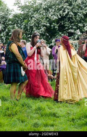 May Queen beim Beltane Festival, wo Folk in Kostümentanz in Glastonbury Somerset England, Großbritannien, Fruchtbarkeit und Überfluss loben und verehren Stockfoto