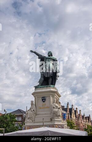 Gent, Flandern, Belgien - 30. Juli 2021: Nahaufnahme der grünen Bronzestatue von Jacob Van Artevelde auf weißem Sockel unter schwerer blauer Wolkenlandschaft. Stockfoto