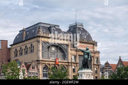 Gent, Flandern, Belgien - 30. Juli 2021: Jacob Van Artevelde Statue vor dem historischen Gebäude des Sozialistischen Bond Mouson unter bläulicher Wolkenlandschaft. Gree Stockfoto