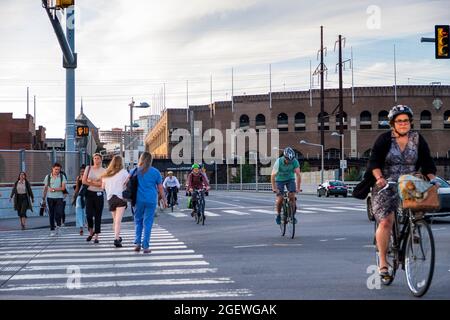 Radfahrer pendeln auf Straßen der Stadt Radwege mit Autos und Verkehr und Fußgänger , University City, Philadelphia, Pennsylvania, USA Stockfoto