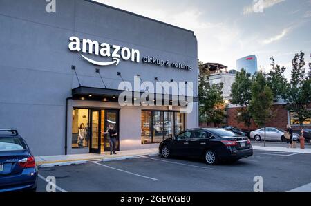 Amazon Pick-up und Return-Center in der städtischen Umgebung, Philadelphia, Pennsylvania Stockfoto