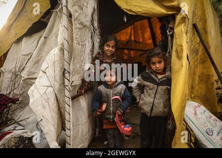 Palästinensische Kinder stehen in der Nähe ihres Make-Shift-Heims. Gaza-Stadt. Stockfoto