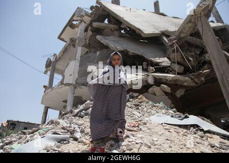 Porträt eines palästinensischen Kindes in den Trümmern nach den israelischen Luftangriffen. Gaza-Stadt. Stockfoto