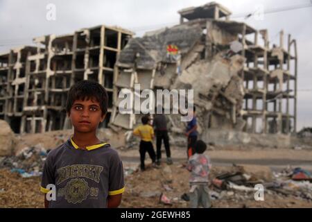 Porträt eines palästinensischen Kindes in den Trümmern nach den israelischen Luftangriffen. Gaza-Stadt. Stockfoto