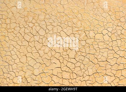 Textur von rissiger Tonerde auf getrocknetem Flussbett, natürliches Muster Stockfoto