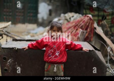 Porträt eines palästinensischen Kindes in den Trümmern nach den israelischen Luftangriffen. Gaza-Stadt. Stockfoto