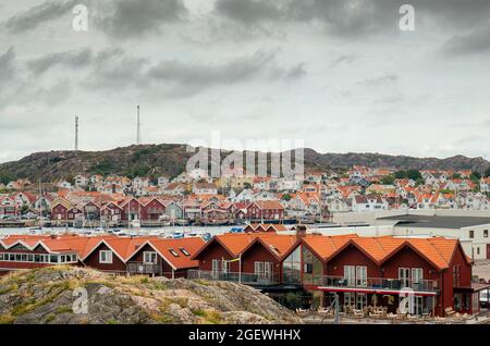 Schöne Stadt skärhamn an der Westküste schwedens an einem bewölkten Abend Stockfoto