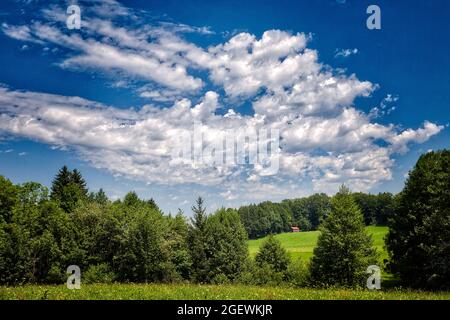 DE - BAYERN: Ländliche Szene am Wackersberg bei Bad Tölz (HDR-Fotografie) Stockfoto