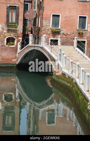 Vedutas der Kanäle in Venedig mit Palästen, die sich im Wasser spiegeln Stockfoto