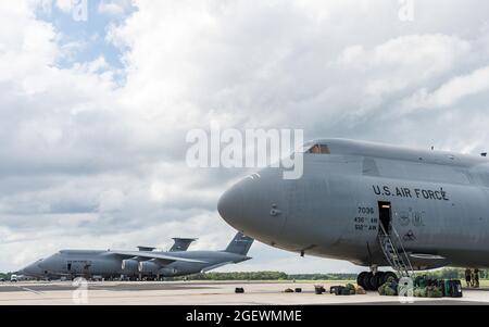 Das Gepäck der Luftbesatzung und die Taschen für professionelle Ausrüstung befinden sich am unteren Rand der Eingangstür der Besatzung einer C-5M Super Galaxy, bevor sie vom Luftwaffenstützpunkt Dover, Delaware, am 18. August 2021, abfliegen. Eine Super Galaxy-Besatzung besteht aus einem Piloten, einem Co-Piloten, zwei Flugingenieuren und drei Lastmastern auf einer normalen Mission. Die C-5M ist ein strategisches Transportflugzeug und das größte Flugzeug im Bestand der US-Luftwaffe. (USA Luftwaffe Foto von Roland Balik) Stockfoto