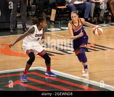 Atlanta, Usa. August 2021. Diana Taurasi (3 Phoenix Mercury) dribbelt den Ball während des Spiels der Women's National Basketball Association zwischen Atlanta United und Phoenix Mercury in der Gateway Center Arena in Atlanta, Georgia. KEINE KOMMERZIELLE NUTZUNG. Kredit: SPP Sport Pressefoto. /Alamy Live News Stockfoto