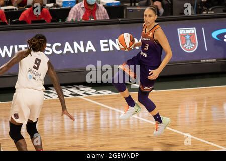 Atlanta, Usa. August 2021. Diana Taurasi (3 Phoenix Mercury) dribbelt den Ball während des Spiels der Women's National Basketball Association zwischen Atlanta United und Phoenix Mercury in der Gateway Center Arena in Atlanta, Georgia. KEINE KOMMERZIELLE NUTZUNG. Kredit: SPP Sport Pressefoto. /Alamy Live News Stockfoto