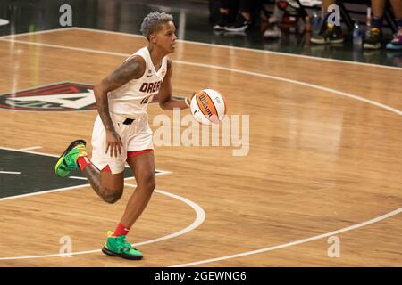 Atlanta, Usa. August 2021. Courtney Williams (10 Atlanta Dream) dribbelt den Ball während des Spiels der Women's National Basketball Association zwischen Atlanta United und Phoenix Mercury in der Gateway Center Arena in Atlanta, Georgia. KEINE KOMMERZIELLE NUTZUNG. Kredit: SPP Sport Pressefoto. /Alamy Live News Stockfoto