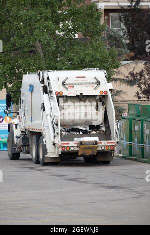 August 21 2021 - Calgary , Alberta Kanada - Müllwagen sammelt Müll aus Mülltonnen Stockfoto