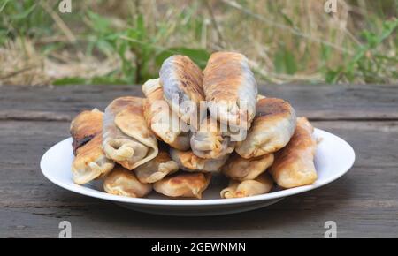 Nahaufnahme von frischen und leckeren Kuchen mit Kirschen. Auf Holzhintergrund Stockfoto