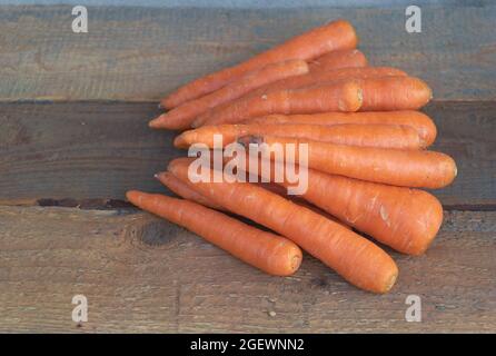 Frische Karotten auf Holzhintergrund Nahaufnahme Stockfoto