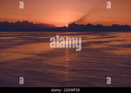 Landschaftlich schöner Sonnenaufgang über dem Lofoten-Archipel und einem traditionellen Bezirk in der Grafschaft Nordland, Norwegen. Lofoten Mountain Range. Stockfoto