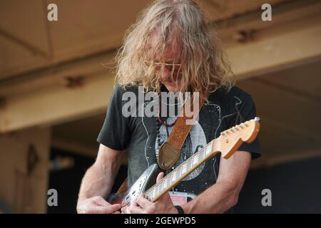 DULUTH, MN AUGUST 18: Alan Sparhawk von Low tritt beim Benefizkonzert „Water is Life“ am 18. August 2021 in Duluth, Minnesota, auf. Quelle: Tony Nelson/MediaPunch Stockfoto