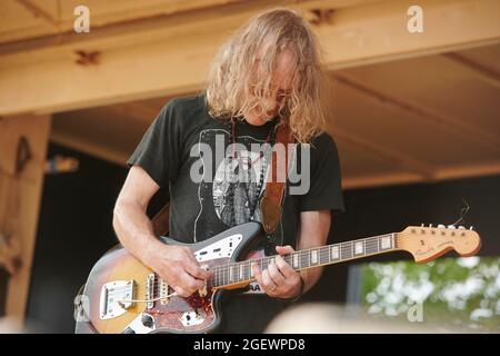 DULUTH, MN AUGUST 18: Alan Sparhawk von Low tritt beim Benefizkonzert „Water is Life“ am 18. August 2021 in Duluth, Minnesota, auf. Quelle: Tony Nelson/MediaPunch Stockfoto