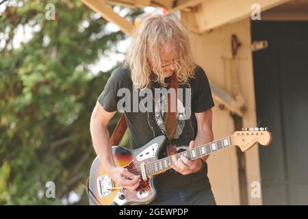 DULUTH, MN AUGUST 18: Alan Sparhawk von Low tritt beim Benefizkonzert „Water is Life“ am 18. August 2021 in Duluth, Minnesota, auf. Quelle: Tony Nelson/MediaPunch Stockfoto