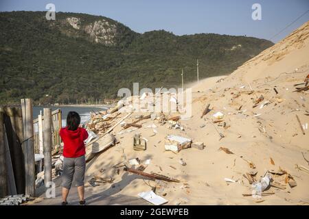 Florianópolis (SC), 21/08/2021 - Meio Ambiente / Demolição de casa consumida pelas dunas no Bairro Ingleses. Nessa última sexta (20) ocorreu a demoliç Stockfoto