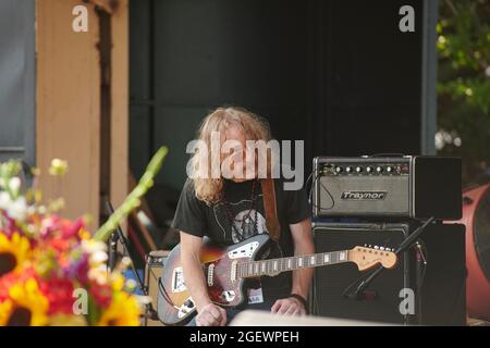 DULUTH, MN AUGUST 18: Alan Sparhawk von Low tritt beim Benefizkonzert „Water is Life“ am 18. August 2021 in Duluth, Minnesota, auf. Quelle: Tony Nelson/MediaPunch Stockfoto