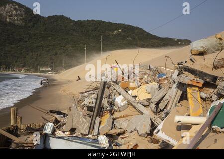 Florianópolis (SC), 21/08/2021 - Meio Ambiente / Demolição de casa consumida pelas dunas no Bairro Ingleses. Nessa última sexta (20) ocorreu a demoliç Stockfoto