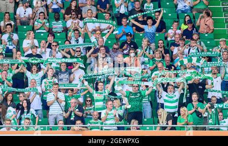 Fürth Fans im Spiel SpVgg GREUTHER FÜRTH - ARMINIA BIELEFELD 1-1 1.Deutsche Fußballliga am 21. August 2021 in Fürth, Deutschland Saison 2021/2022, Spieltag 2, 1.Bundesliga, Fürth, 2.Spieltag. © Peter Schatz / Alamy Live News - die DFL-VORSCHRIFTEN VERBIETEN DIE VERWENDUNG VON FOTOS als BILDSEQUENZEN und/oder QUASI-VIDEO - Stockfoto