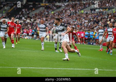 Hull, Großbritannien. August 2021. Jake Connor (1) von Hull FC läuft mit dem Ball in Hull, Großbritannien am 8/21/2021. (Foto von David Greaves/News Images/Sipa USA) Quelle: SIPA USA/Alamy Live News Stockfoto