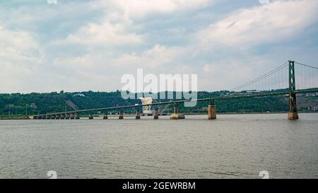 Quebec City, Kanada - Juli 19 2021: Saint-Pierre-de-l'Île-d'Orléans Brücke über den St-Lawrence-Fluss in der Nähe von Quebec City Stockfoto