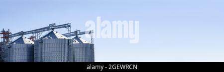 Blick auf die modernen Getreidelagersilos im Freien. Hintergrund Landwirtschaft. Platz für Ihren Text Stockfoto