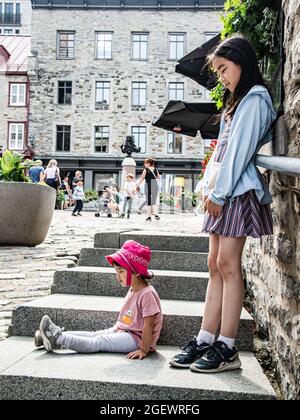 Quebec City, Kanada - Juli 21 2021: Kleine Mädchen genießen die Sommerzeit in der Innenstadt von Quebec City Stockfoto