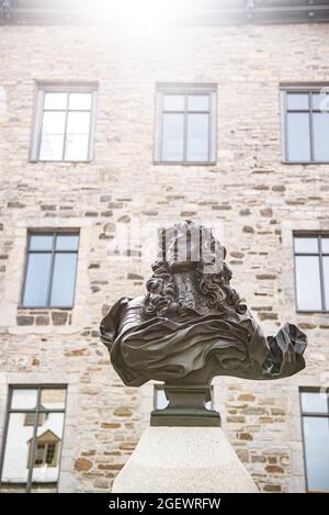 Quebec City, Kanada - 21 2021. Juli: Louis XIV Statue am Place Royal in der Innenstadt von Quebec City Stockfoto