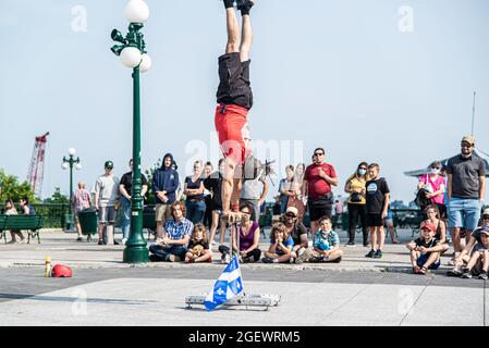 Quebec City, Kanada - 19 2021. Juli: Die acrobat-Show vor der Angle-Skulptur in der Innenstadt von Quebec City Stockfoto