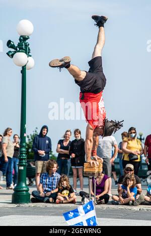 Quebec City, Kanada - 19 2021. Juli: Die acrobat-Show vor der Angle-Skulptur in der Innenstadt von Quebec City Stockfoto