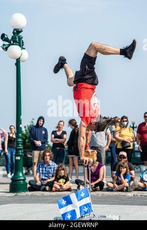 Quebec City, Kanada - 19 2021. Juli: Die acrobat-Show vor der Angle-Skulptur in der Innenstadt von Quebec City Stockfoto