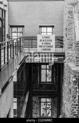 Quebec, Kanada - Juli 21 2021: Innenfassade des Gebäudes mit Treppen in der Innenstadt von Quebce City Stockfoto