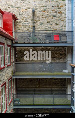 Quebec, Kanada - Juli 21 2021: Innenfassade des Gebäudes mit Treppen in der Innenstadt von Quebce City Stockfoto