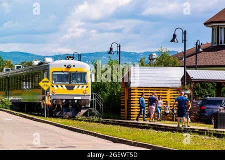 La Malbaie, Kanada - 21 2021. Juli: Charlevoix-Zug, der an einem sonnigen Tag in La Malbaie am Bahnhof ankommt Stockfoto