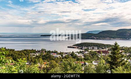 Tadoussac, Kanada - Juli 22 2021: Panoramablick auf den Saguenay River in der Nähe der Mündung des Saint-Lawrence River Stockfoto