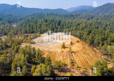 Farbenfrohe Minenrückstände aus der Pyriterzgewinnung im Troodos-Gebirge, Zypern. Luftpanorama Stockfoto