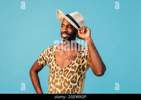 Porträt eines stylischen afroamerikanischen Mannes vor blauem Hintergrund Stockfoto