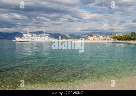 Malerischer Blick auf die Jadrolinija Fähre auf dem Weg nach Supetar. Jadrolinija ist eine kroatische Reederei, die 1947 in Rijeka gegründet wurde. Stockfoto