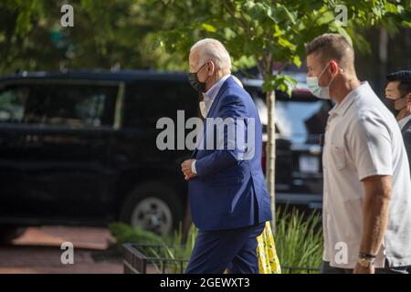 US-Präsident Joe Biden und First Lady Jill Biden gehen in die katholische Kirche der Heiligen Dreifaltigkeit, um am 21. August 2021 in Washington, DC, USA, an der Messe teilzunehmen. Stockfoto