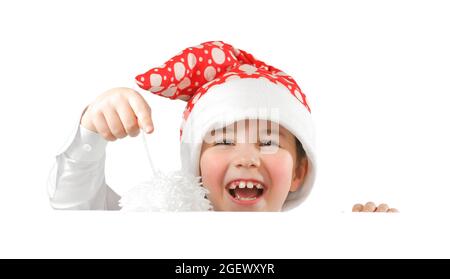 Ein Kind in einer Hutkappe lacht fröhlich und guckst heraus und zeigt mit einem Finger seiner Hand. Isoliert auf weißem Hintergrund. Stockfoto